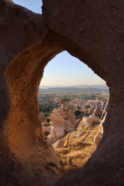 Rocky doğal kemeri. Eroin kaya oluşumları. Rocky manzara manzarası. Tarihi eşsiz antik açık hava müzesi kalıntıları. Rocky peyzaj yolu. Yüksek kalite 4K görüntü.
