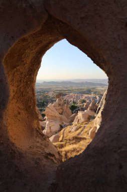 Rocky doğal kemeri. Eroin kaya oluşumları. Rocky manzara manzarası. Tarihi eşsiz antik açık hava müzesi kalıntıları. Rocky peyzaj yolu. Yüksek kalite 4K görüntü.