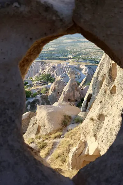 Rocky doğal kemeri. Eroin kaya oluşumları. Rocky manzara manzarası. Tarihi eşsiz antik açık hava müzesi kalıntıları. Rocky peyzaj yolu. Yüksek kalite 4K görüntü.