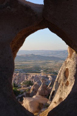 Rocky doğal kemeri. Eroin kaya oluşumları. Rocky manzara manzarası. Tarihi eşsiz antik açık hava müzesi kalıntıları. Rocky peyzaj yolu. Yüksek kalite 4K görüntü.