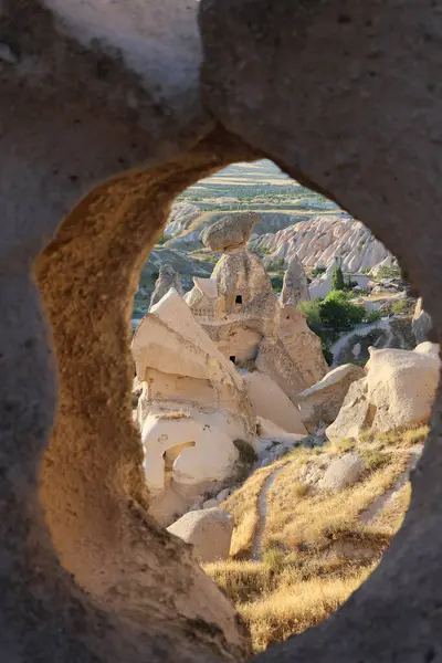 Rocky doğal kemeri. Eroin kaya oluşumları. Rocky manzara manzarası. Tarihi eşsiz antik açık hava müzesi kalıntıları. Rocky peyzaj yolu. Yüksek kalite 4K görüntü.