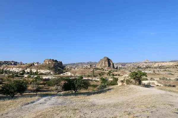 Kapadokya kayalık arazisi. Tarihi eşsiz antik açık hava müzesi kalıntıları. Rocky peyzaj yolu. Yüksek kalite 4K görüntü.