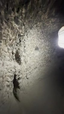 Dar kayalık geçit. Antik kaya mağarası. Tarihi bina. Yüksek kalite fotoğraf