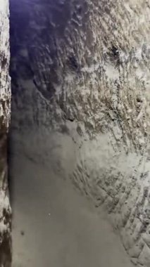 Dar kayalık geçit. Antik kaya mağarası. Tarihi bina. Yüksek kalite fotoğraf