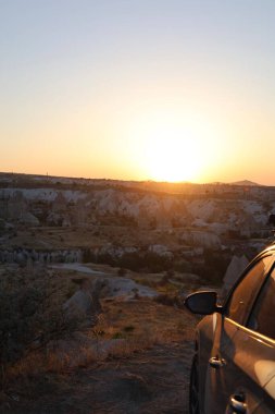Araba gün batımı tepeleri. gün batımı yansıması araba yüksek kaliteli fotoğraf