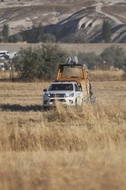Bir karavanda balon sepeti taşımak. Yüksek kalite fotoğraf