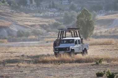 Bir karavanda balon sepeti taşımak. Yüksek kalite fotoğraf