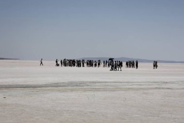 Tuz gölü manzarası. Turistik eğlence. Çöl insanları topluyor.
