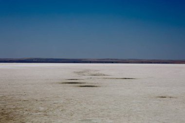 Tuz gölü manzarası. Turist eğlencesi. Çöl, Tuz düzlüğü. 