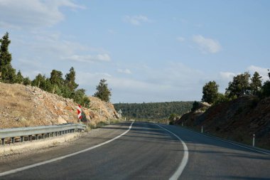 Virajlı dağ yolu. Dağ yolu manzarası. Yüksek kalite 4k görüntü