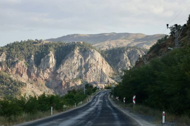 Virajlı dağ yolu. Dağ yolu manzarası. Yüksek kalite 4k görüntü