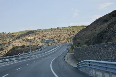 Virajlı dağ yolu. Dağ yolu manzarası. Yüksek kalite 4k görüntü