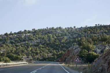 Virajlı dağ yolu. Dağ yolu manzarası. Yüksek kalite 4k görüntü