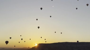 Balonlar sabah gökyüzü. Balonlar gökyüzü manzarası. Sıcak hava balonları. Yüksek kalite 4k görüntü