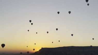 Balonlar sabah gökyüzü. Balonlar gökyüzü manzarası. Sıcak hava balonları. Yüksek kalite 4k görüntü