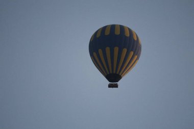 Balonlar akşam gökyüzü. Alacakaranlıkta balon konturları. Yüksek kalite fotoğraf
