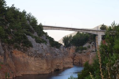 Köprü kayalık arazisi. Dağ rezervuarı.