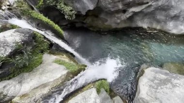 Şelale kayalıkları. Kayalık şelale çağlayanı. Yüksek kalite fotoğraf