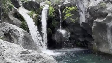 Şelale kayalıkları. Kayalık şelale çağlayanı. Yüksek kalite fotoğraf