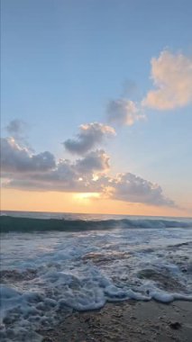 Gün batımında kıyı manzarası. Okyanus sahilinde gün batımı. Dalgalar, deniz köpüğü. Gün batımında Rocky Shore. - Evet. Yüksek kalite 4k görüntü