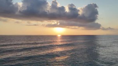 Gün batımında kıyı manzarası. Okyanus sahilinde gün batımı. Dalgalar, deniz köpüğü. Gün batımında Rocky Shore. - Evet. Yüksek kalite 4k görüntü