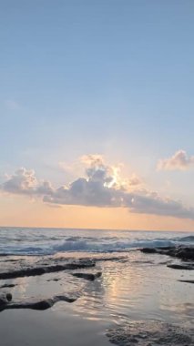 Gün batımında kıyı manzarası. Okyanus sahilinde gün batımı. Dalgalar, deniz köpüğü. Gün batımında Rocky Shore. - Evet. Yüksek kalite 4k görüntü