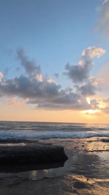 Gün batımında kıyı manzarası. Okyanus sahilinde gün batımı. Dalgalar, deniz köpüğü. Gün batımında Rocky Shore. - Evet. Yüksek kalite 4k görüntü