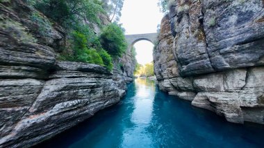 Kayalık bir kanyonun üzerindeki köprü. Yüksek kalite fotoğraf