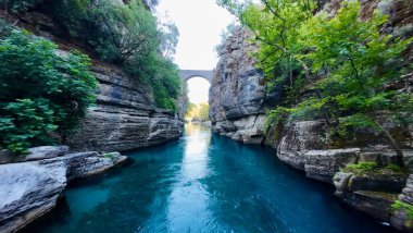 Kayalık bir kanyonun üzerindeki köprü. Yüksek kalite fotoğraf