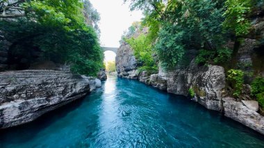 Kayalık bir kanyonun üzerindeki köprü. Yüksek kalite fotoğraf