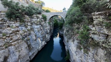 Kayalık bir kanyonun üzerindeki köprü. Yüksek kalite fotoğraf