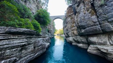 Kayalık bir kanyonun üzerindeki köprü. Yüksek kalite fotoğraf