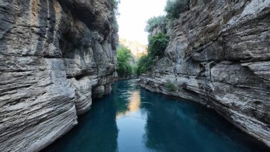 Kanyonun yemyeşil yeşilliği İHA 'dan görüldüğü gibi. Yüksek kalite fotoğraf