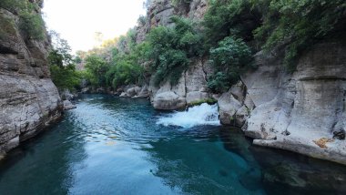 Kanyonun yemyeşil yeşilliği İHA 'dan görüldüğü gibi. Yüksek kalite fotoğraf