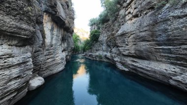 Kanyonun yemyeşil yeşilliği İHA 'dan görüldüğü gibi. Yüksek kalite fotoğraf