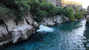 Kanyonun yemyeşil yeşilliği İHA 'dan görüldüğü gibi. Yüksek kalite fotoğraf