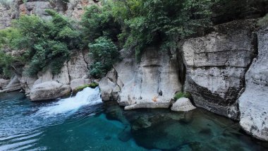Kanyonun yemyeşil yeşilliği İHA 'dan görüldüğü gibi. Yüksek kalite fotoğraf
