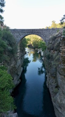Kayalık bir kanyonun üzerindeki köprü. Yüksek kalite fotoğraf