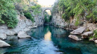 Kayalık bir kanyonun üzerindeki köprü. Yüksek kalite fotoğraf