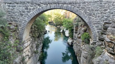 Kayalık bir kanyonun üzerindeki köprü. Yüksek kalite fotoğraf
