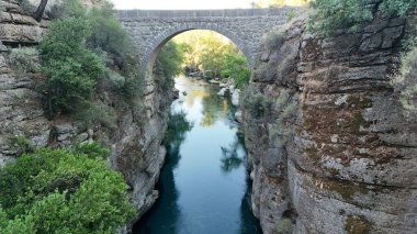 Kayalık bir kanyonun üzerindeki köprü. Yüksek kalite fotoğraf