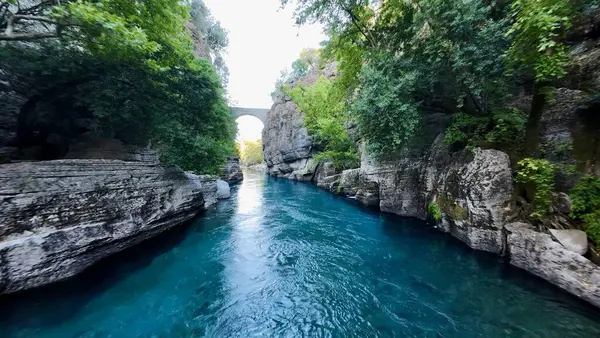 Kayalık bir kanyonun üzerindeki köprü. Yüksek kalite fotoğraf