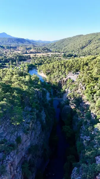 Kanyonun yemyeşil yeşilliği İHA 'dan görüldüğü gibi. Yüksek kalite fotoğraf