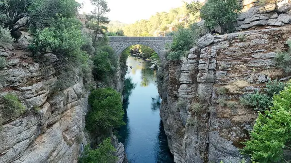 Kayalık bir kanyonun üzerindeki köprü. Yüksek kalite fotoğraf