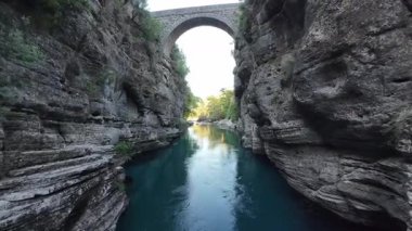 Kayalık bir kanyonun üzerindeki köprü. Yüksek kalite fotoğraf