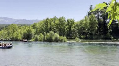 Rafting manzaralı nehir. Rafting nehir macerası. Yüksek kalite fotoğraf