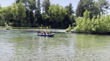 Rafting manzaralı nehir. Rafting nehir macerası. Yüksek kalite fotoğraf
