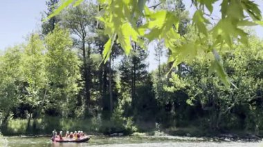 Rafting manzaralı nehir. Rafting nehir macerası. Yüksek kalite fotoğraf