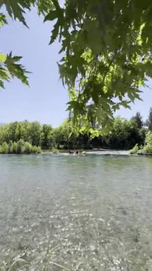 Rafting manzaralı nehir. Rafting nehir macerası. Yüksek kalite fotoğraf