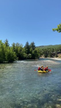 Rafting manzaralı nehir. Rafting nehir macerası. Yüksek kalite fotoğraf